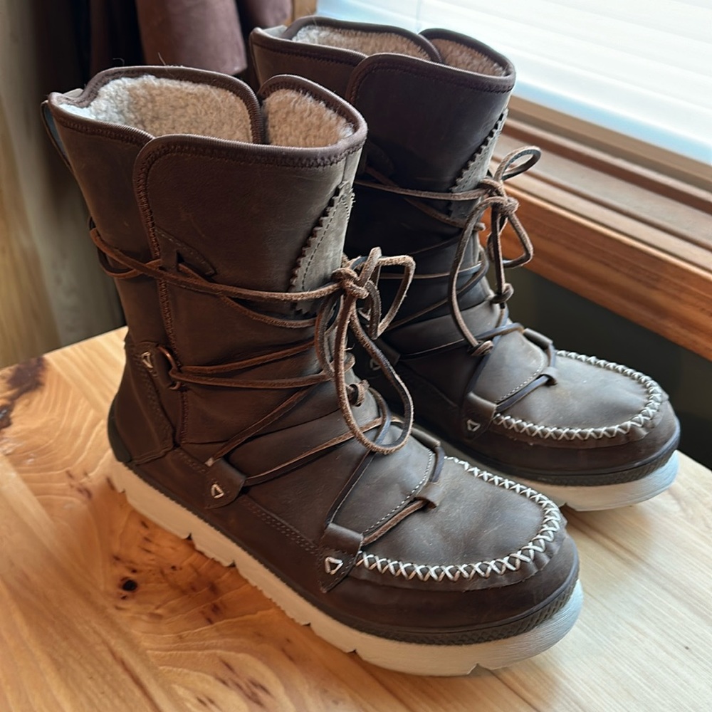 Manitobah waterproof Pacific Half Winter Boot size 8.5